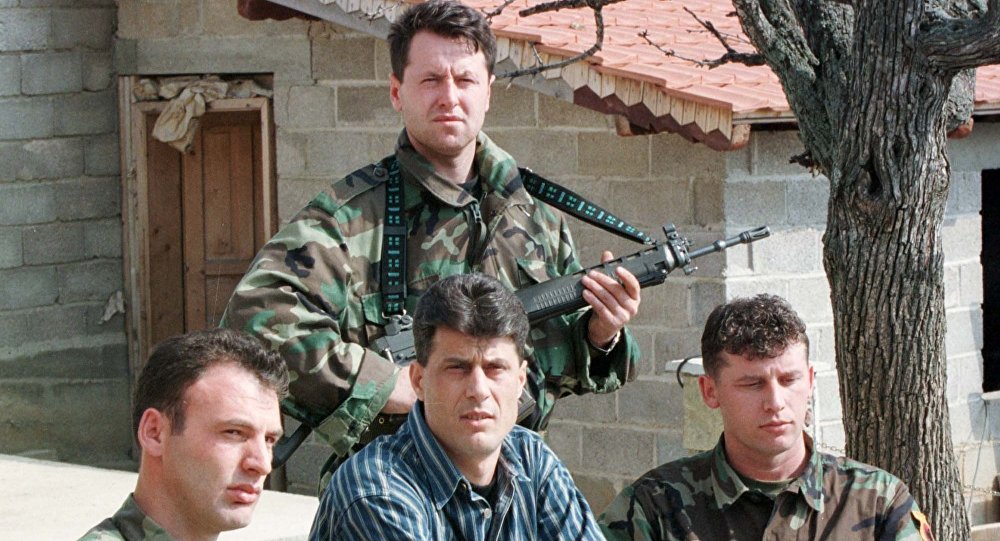Комадант ОВК Хашим Тачи са припадницима те терористичке организације на Косову 1999. године