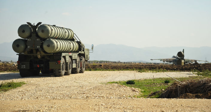 Зенитно-ракетный комплекс С-400 во время заступления на боевое дежурство на российской авиабазе Хмеймим в Сирии