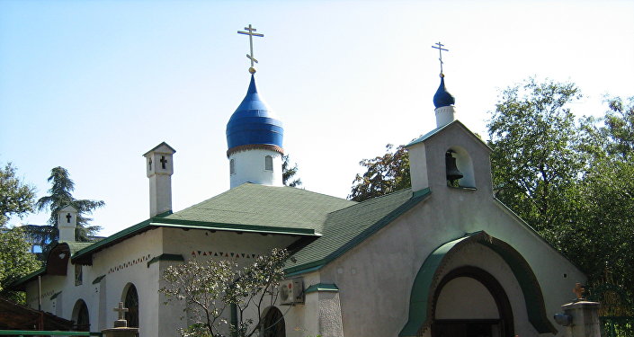 Храм Свете тројице у Београду, познатији као Руска црква, подигнут је 1924. године. У темељима је грумен земље донет из Русије.