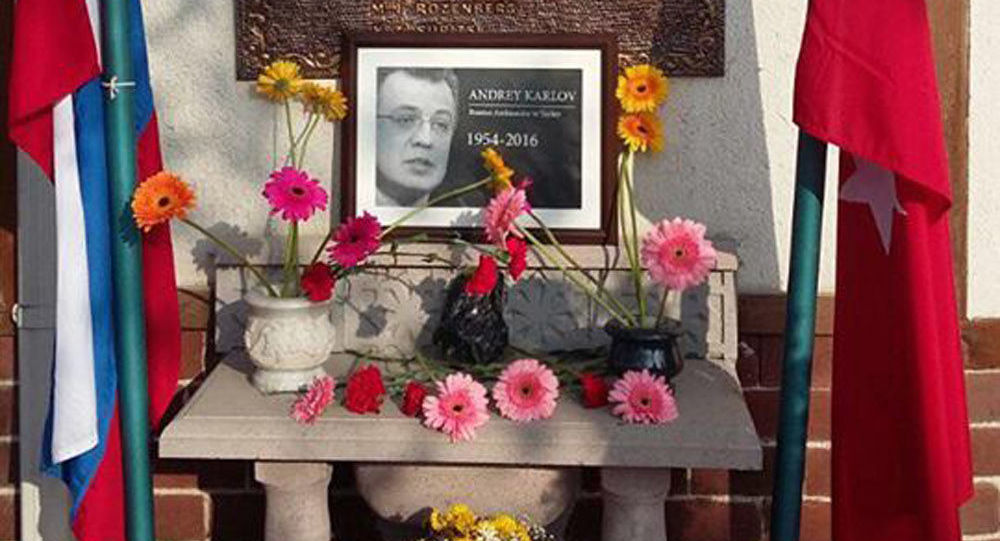 Цвеће испред портрета убијеног руског амбасадора Андреја Карлова на улазу у Амбасаду Русије у Анкари