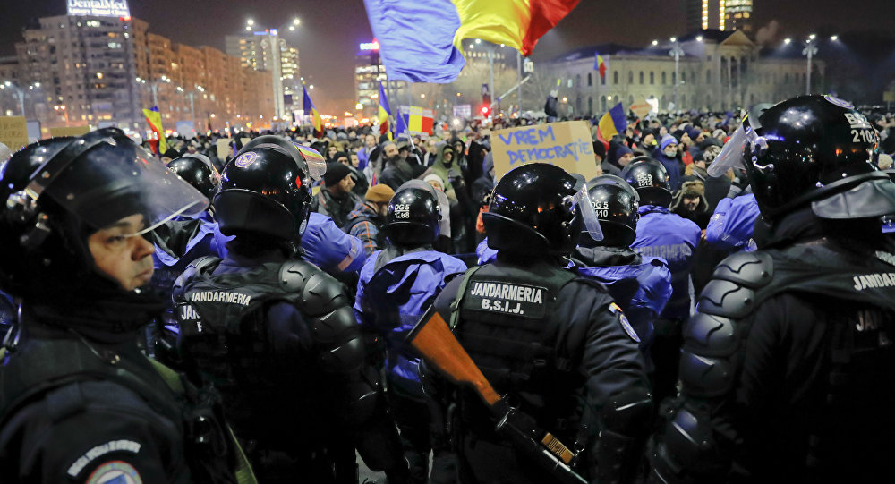 Масовни протести у Румунији, сукоб с полицијом у Букурешту (ФОТО и ВИДЕО)