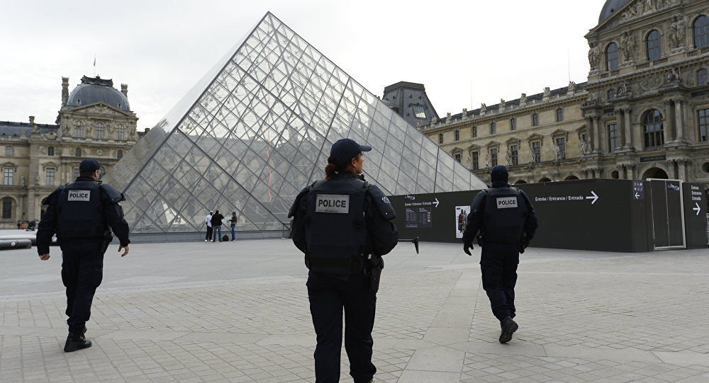 ПАРИЗ – Мушкарац који је, наоружан мачетом, напао данас војника у центру Париза у близини музеја Лувр, узвикивао је „Алаху екбар“.  Начелник париске полиције је потврдио да је нападач имао мачету и два ранца и покушао је да уђе у подземни тржни центар код Лувра, преноси „Фигаро“.