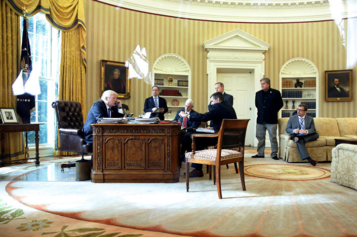 Стив Бенон (први с десна, стоји), снимљен у Овалном кабинету током разговора Доналда Трампа и Владимира Путина