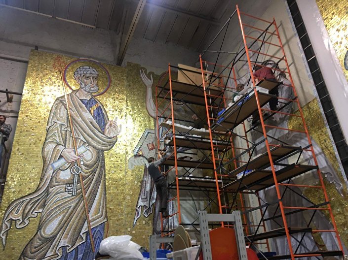 Делове мозаика склапају руски уметници у атељеу у Москви