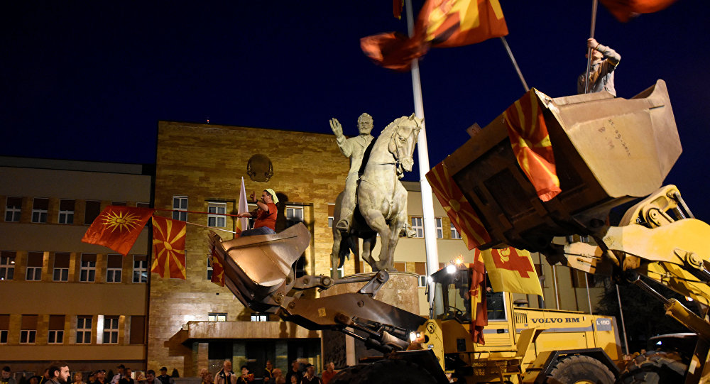 Демонстранти у Скопљу на багерима испред македонског парламента демонстрирају против споразума који би обезбедио службену употребу албанског језика, Македонија