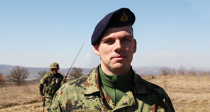 Капетан корвете Јеврем Радовановић, члан тима одељења за обуку Центра за мировне операције. Његово главно оружје је сјајно знање енглеског језика.