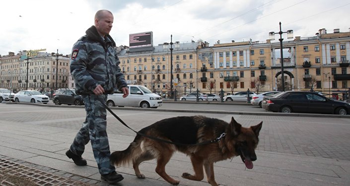Припадник полиције са псом патролира улицама Санкт Петербурга