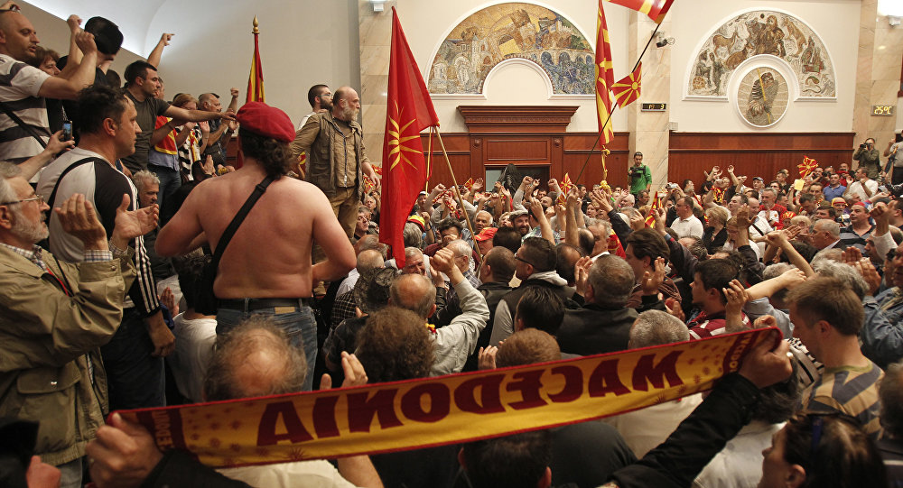 Демонстранти улазе у македонски парламент у Скопљу