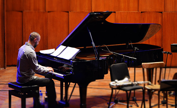 Пијаниста и композитор Васил Хаџиманов на концерту Олега Кирејева.