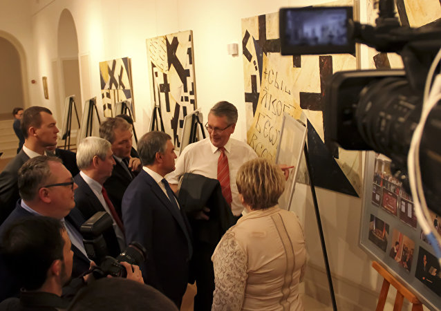 Вјачеслав Володин и амбасадор Русије Александар Чепурин у разгледању фотографија изложених у Руском дому.