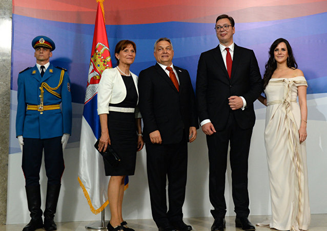 Виктор Орбан са супругом честита Александру Вучићу
