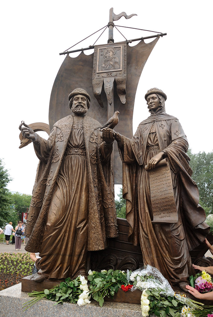 Споменик Петру и Февронији у Екатеримбургу
