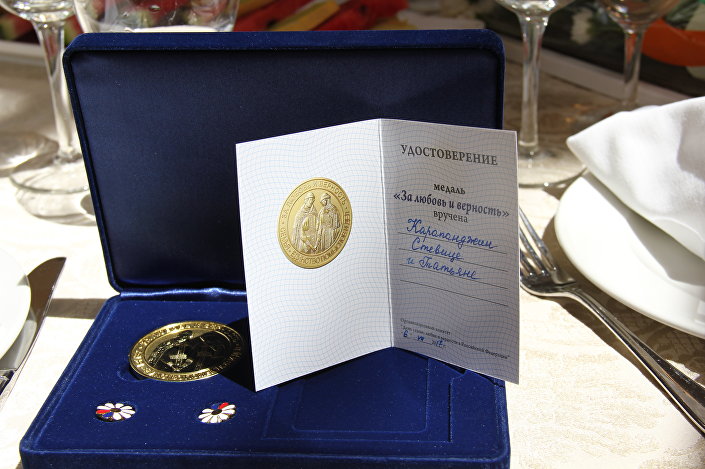 Стевица и Татјана Карапанџин, као и сви парови, добили су златни медаљон као симбол истрајности у љубави и заједничком животу
