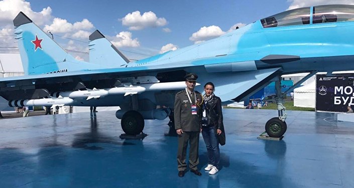 Репортерка Спутњика поред најновијег ловца МиГ-35 на авио-космичком салону МАКС 2017