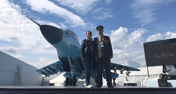 Репортерка Спутњика поред најновијег ловца МиГ-35 на авио-космичком салону МАКС 2017