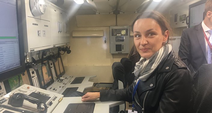 Репортерка Спутњика на авио-космичком салону МАКС 2017