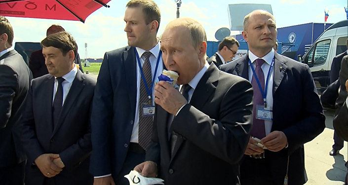 Корнет сладоледа од председника - Путин угостио министре на авиосалону МАКС