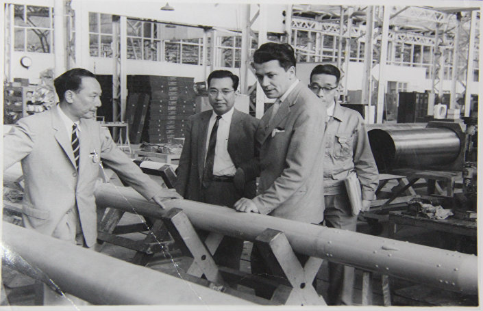 Генерал Обрад Вучуровић са јапанским колегама. Систем са метеоролошким ракетама који је СФРЈ купила инсталиран је на Превлаци.