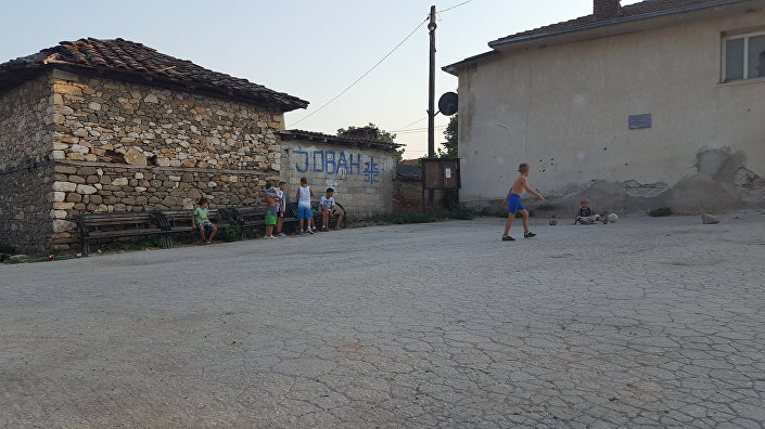 Деца играју фудбал на главној улици у Бањану.