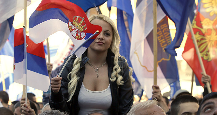 Девојка са заставом Србије