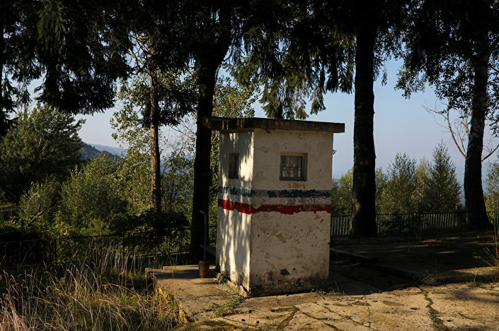 Напуштена војна кућица из времена СФР Југославије у селу Равно Бучје код Књажевца.