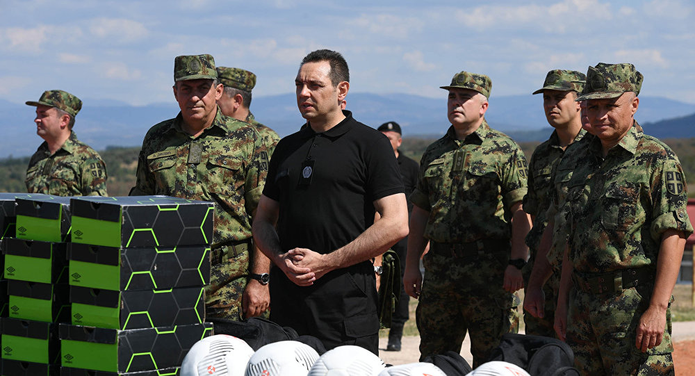 Министар Александар Вулин са војницима ВС