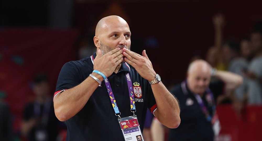Александар Ђорђевић поздравља публику после победе у полуфиналу Европског првенства.