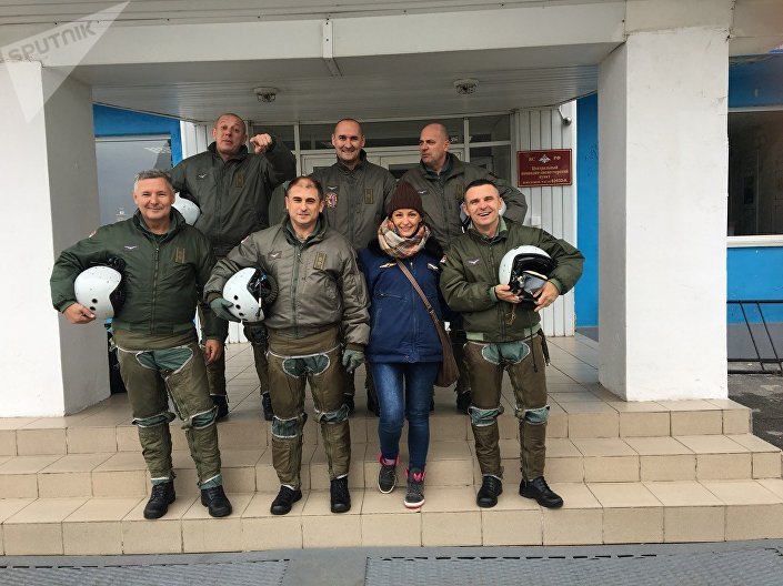 Новинарка Спутњика Оливера Икодиновић са српским пилотима у Русији