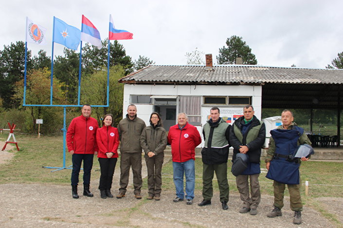 Српски и руски деминери са представницима СРХЦ и Центра за разминирање.