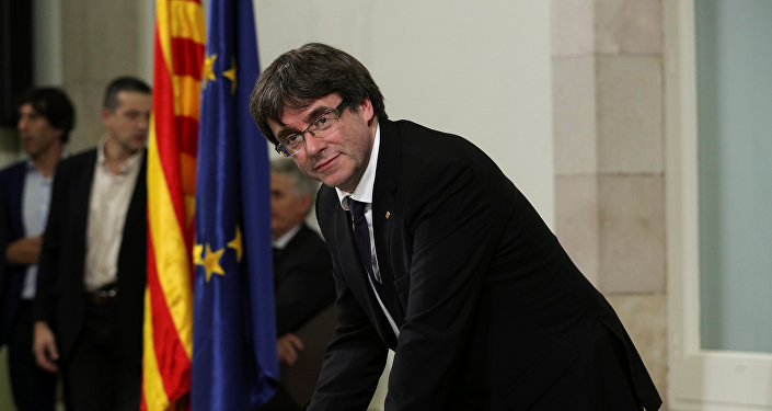 Karles Pudždemon potpisuje deklaraciju o nezavisnosti Katalonije