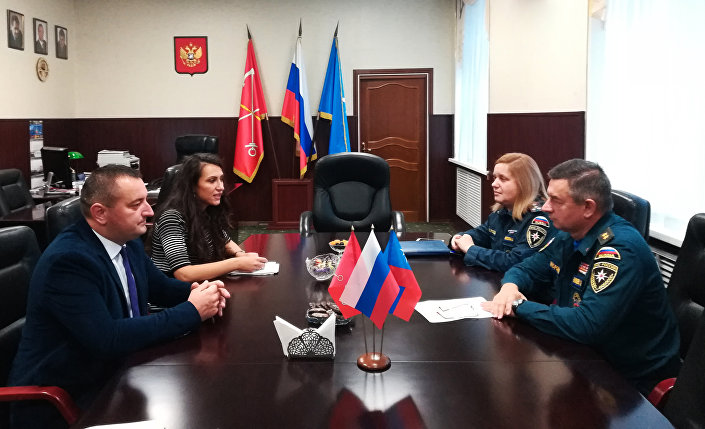 Генерал Едуард Чижиков у раговору са директором Српско - руског хуманитарног центра Бојаном Гламочлијом током његове посете Санкт Петербургу.