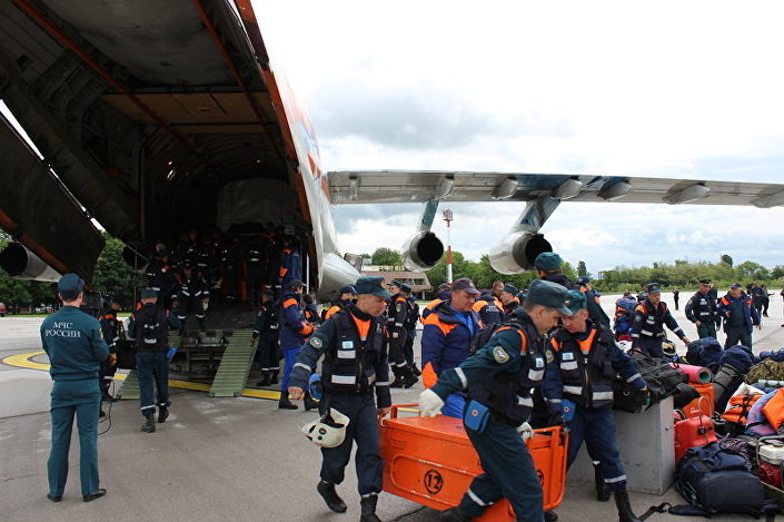 Спасиоци Министарства за ванредне ситуације Руске Федерације по слетању у Србију у мају 2014. године.