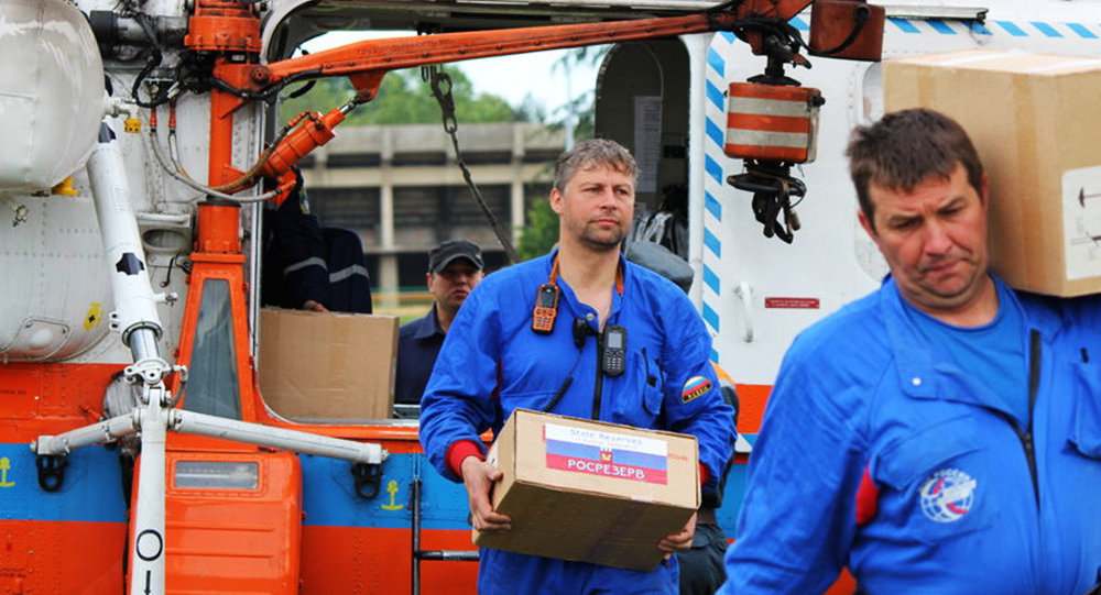 Руски спасиоци, поред пумпи и чамаца, у Србију су донели и хуманитарну помоћ за становнике Обреновца и Шапца.