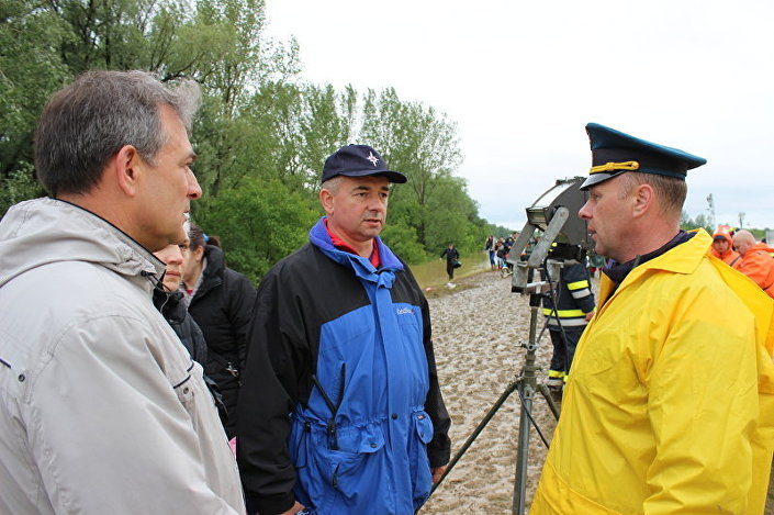 Генерал Чижиков прима рапорт о стању на терену у околини Обреновца.