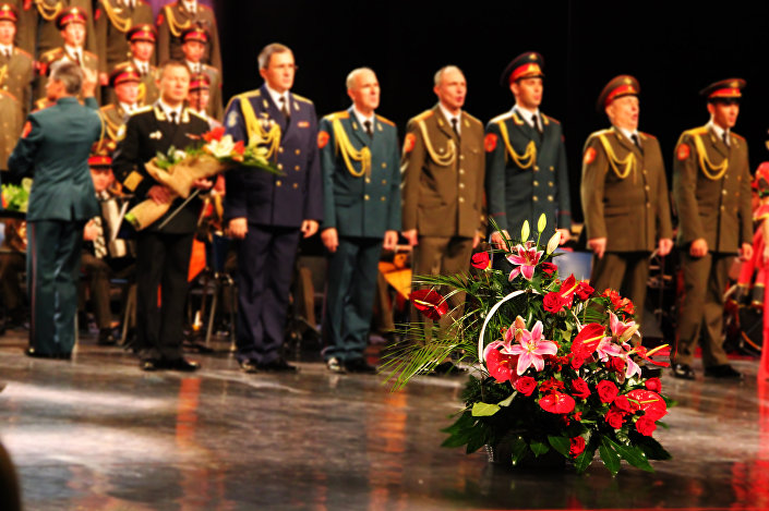 Цвеће бака Миле је на крају концерта украсило бину испред чланова ансамбла.