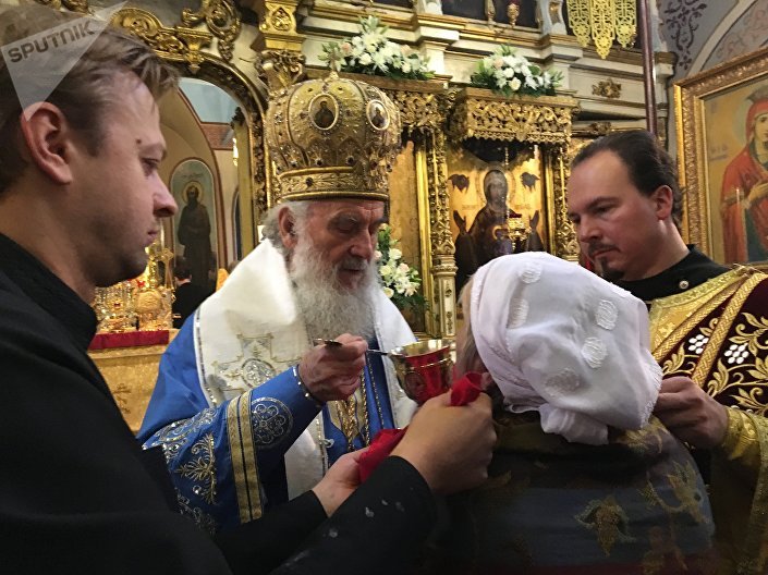 Патријарх српски Иринеј и владика Антоније причестили су вернике у Цркви апостола Петра и Павла у Москви.