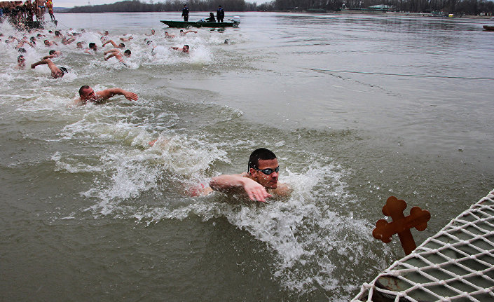 Традиционално пливање за Богојављенски крст у Сремској Каменици