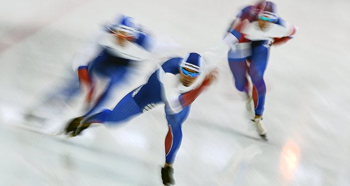 Денис Јусков, Павел Кулижњиков и Руслан Мурашов током такмичења у брзом клизању