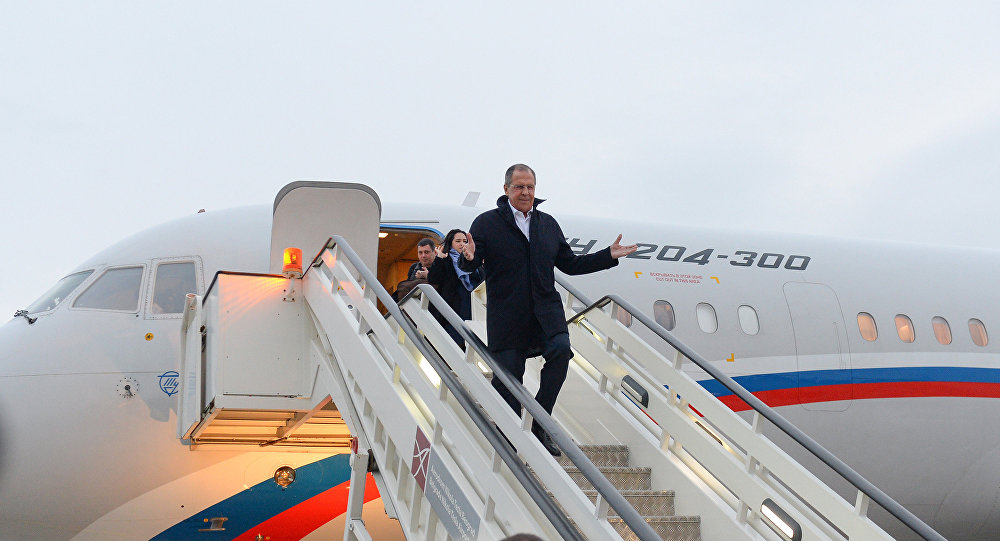 Сергеј Лавров излази из авиона по слетању у Београд.