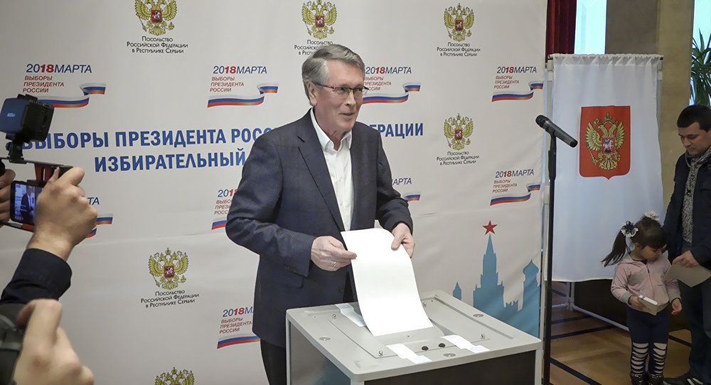 Амбасадор Чепурин гласа на председничким изборима 2018. у Амбасади Русије у Београду 